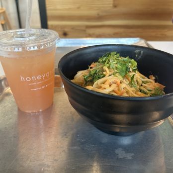 honeygrow - Red Coconut Curry (v, gf) and Strawberry Guava Lemonade - Salad Near Me - Broomall, Pennsylvania