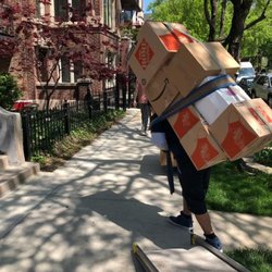 Moovers Chicago - Jose carrying boxes