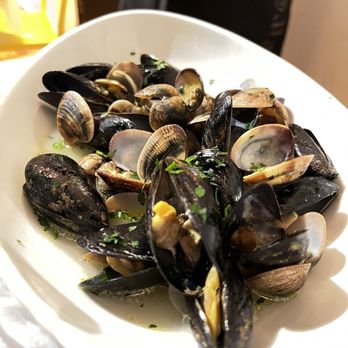Saraceno d'Oro - Clams and mussels in white wine sauce - Italian Near Me - Positano, SA Saraceno d'Oro - Clams and mussels in white wine sauce - Italian Near Me - Positano, SA