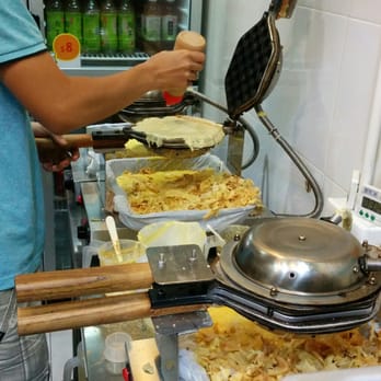 乜嘜雞蛋仔 - Making the peanut and condensed milk eggettes! - Hong Kong Style Cafe Near Me - Hong Kong, HK