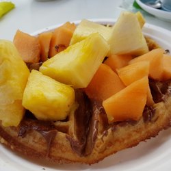 Love Bio - Gaufre à la pâte à tartiner chocolat-noisette bio, et fruits frais (melon et ananas, au choix)