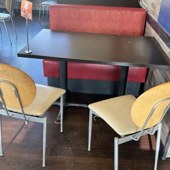 Schlotzsky's - Trash on the table and on the floor - Delis Near Me - Grapevine, Texas