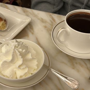 Cova - Cioccolata calda con panna (a parte) e cannoncino alla crema - Chocolatiers & Shops Near Me - Milan, Michigan