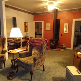 Mount Shasta Ranch - The Cottage living room. - Bed & Breakfast Near Me - Mount Shasta, California Mount Shasta Ranch - The Cottage living room. - Bed & Breakfast Near Me - Mount Shasta, California
