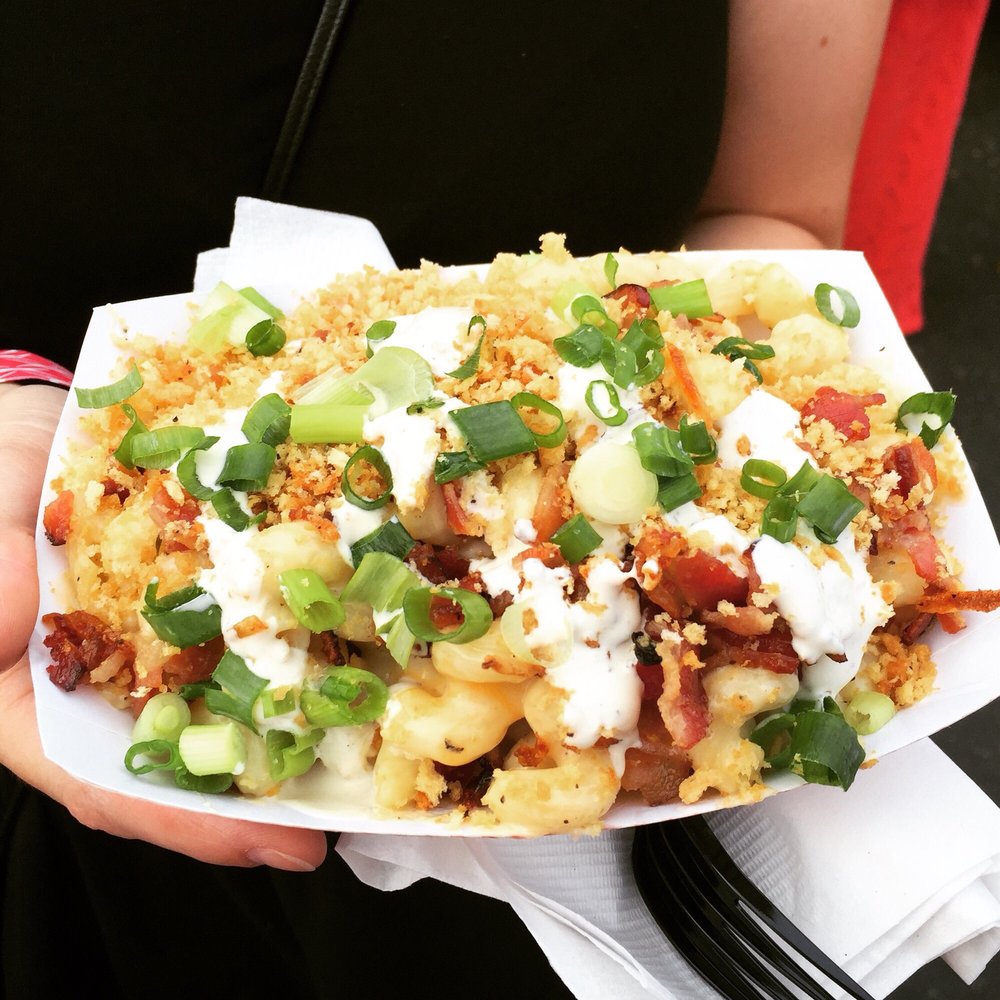 Macarollin' - Loaded Baked Potato Mac n Cheese with bacon, potato hash browns, scallions and sour cream. So good! - Food Trucks Near Me Macarollin' - Loaded Baked Potato Mac n Cheese with bacon, potato hash browns, scallions and sour cream. So good! - Food Trucks Near Me