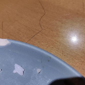 Matsuya - Chipped plate, , noticed some crunchy "shells" in one of the pieces of  sushi . Hope it was a shell anyway. - Japanese Near Me - São Paulo, SP