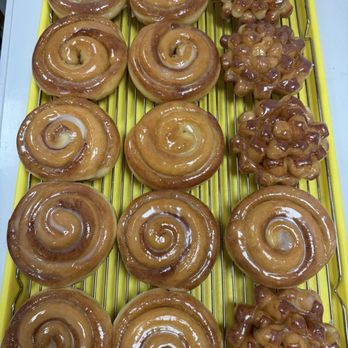 King Donut - Cinnamon roll and flowers - Donuts Near Me - Wylie, Texas King Donut - Cinnamon roll and flowers - Donuts Near Me - Wylie, Texas