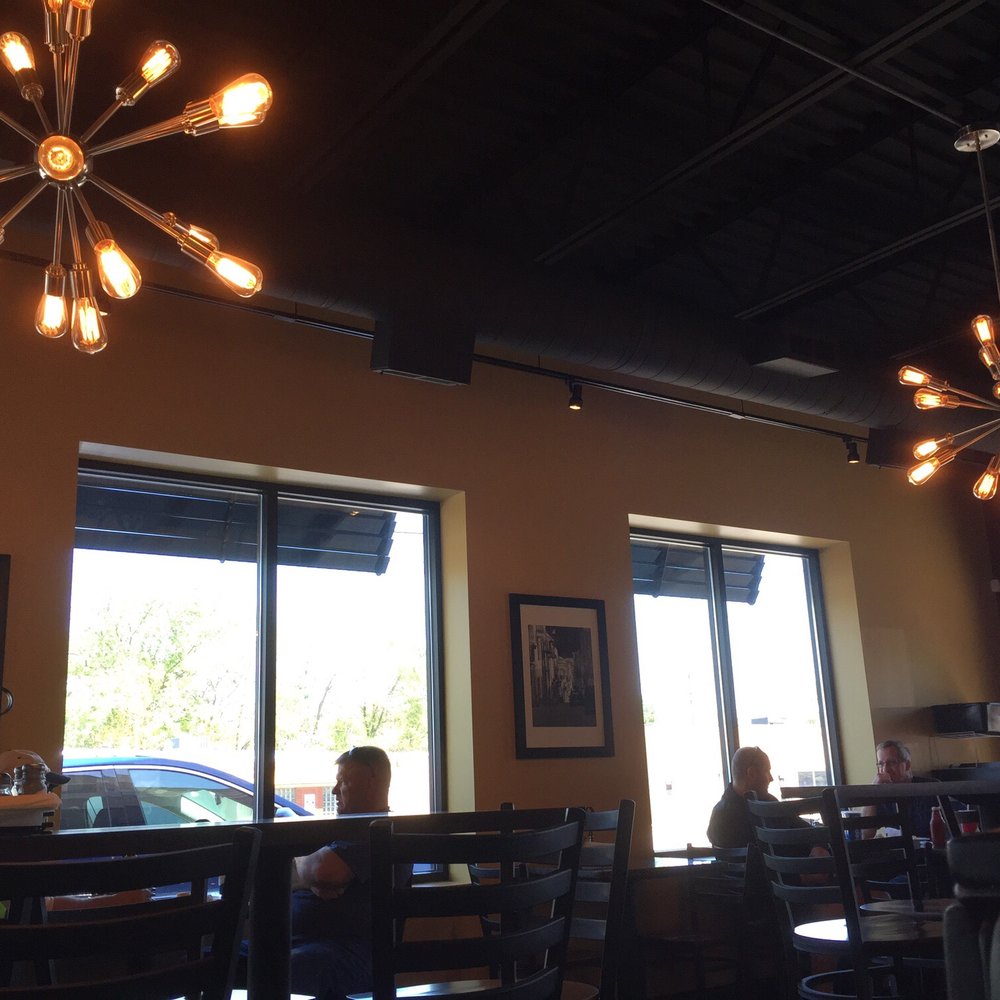 Amici Grill & Pizzeria - Dining area. - Pizza Near Me - Highland, Indiana