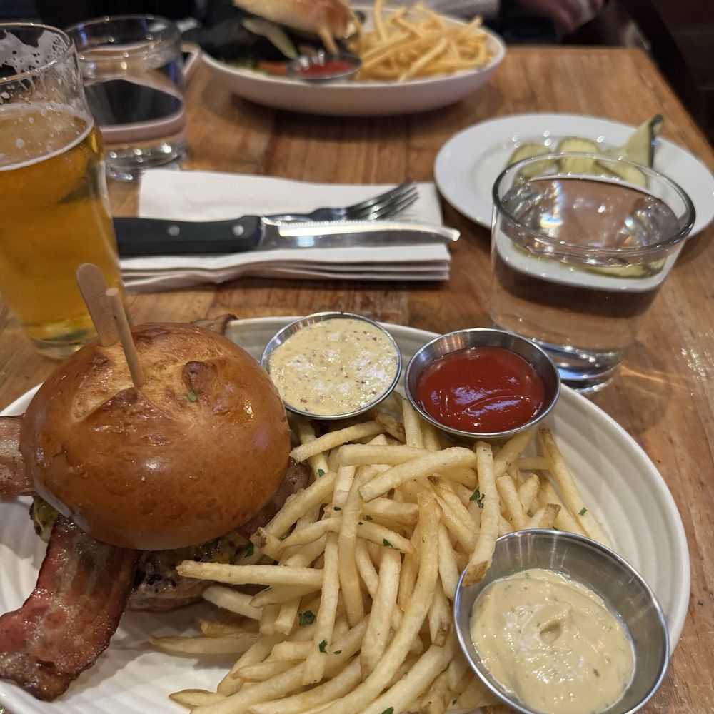 Simmzy's - Billionare Burger and Blackened Salmon Sando - American Near Me - Manhattan Beach, California
