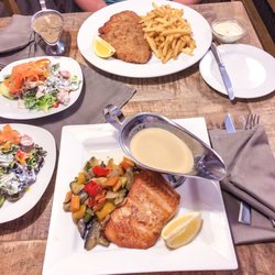 Röttgen - Hauptgang: Lachs mit Senfsauce, Gemüse, Beilagensalat - Wiener Schnitzel vom Schwein, Fritten, Pilzrahmsauce und Beilagensalat.