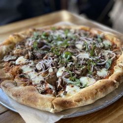 Alpine Inn - The Hunter - Spicy fennel sausage, criminology mushrooms, red onion, mozzarella, fresh basil