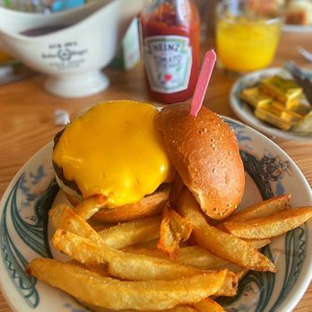 Peter Luger - The lunch time burger - Steakhouses Near Me - Brooklyn, New York