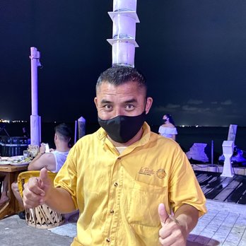 La Parrilla - Server bringing our margaritas - Mexican Near Me - Cancún, ROO La Parrilla - Server bringing our margaritas - Mexican Near Me - Cancún, ROO