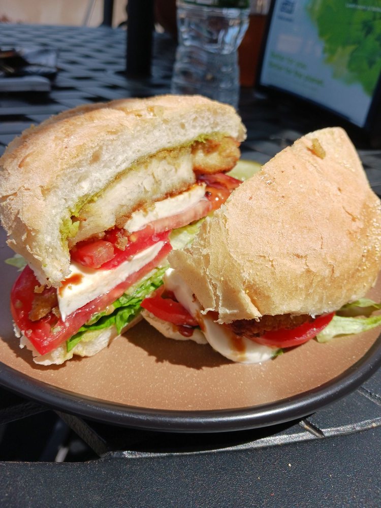 10 Main Cafe & Deli Logo