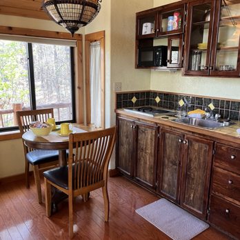 Treehouse Cottages - Inside Bungalow Cottage - Vacation Rentals Near Me - Eureka Springs, Arkansas Treehouse Cottages - Inside Bungalow Cottage - Vacation Rentals Near Me - Eureka Springs, Arkansas