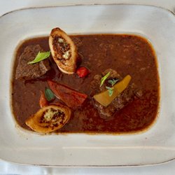 Meierei im Stadtpark - STEIRERECK-GULASCH mit gebratener Semmel-Lauch-Roulade