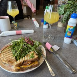 Brch & Wyn - Bfast sandwich with salad
