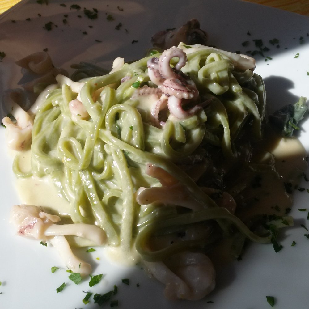 Bagno il Grecale - Tagliolini di spinaci con salvia e seppioline - Seafood Near Me - Marina, PI Bagno il Grecale - Tagliolini di spinaci con salvia e seppioline - Seafood Near Me - Marina, PI