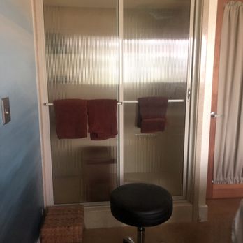 Pearl Day Spa - Old shower, IKEA bath mats, cheap industrial flooring... - Massage Near Me - Eugene, Oregon