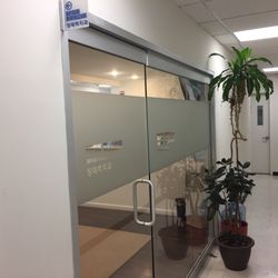 Jae H Jahng, DDS - Glass door entrance