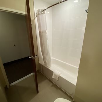 Comfort Inn & Suites - Shower - Hotels Near Me - Winchester, Virginia Comfort Inn & Suites - Shower - Hotels Near Me - Winchester, Virginia