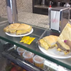 Big Bi - Lanchonete e suqueria big bi. Uma boa pedida e o file com queijo.