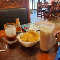 Mariscos Los Sauces - Chips and salsa were really good