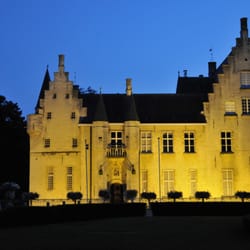 Koetshuis Cortewalle - Het avondlijke zicht op het kasteel rechtover het koetshuis