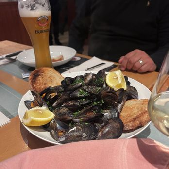 Pizzeria Moosbad - Clams in white wine - Italian Near Me - Altdorf, UR Pizzeria Moosbad - Clams in white wine - Italian Near Me - Altdorf, UR