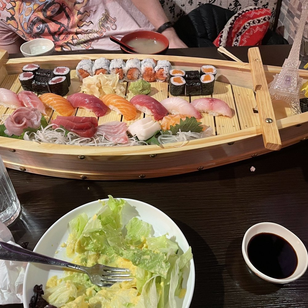Sushi E12A Sushi and Sashimi on Boat Sushi E12A Sushi and Sashimi on Boat