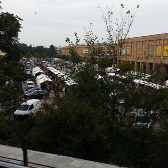 Flohmarkt Biesdorf - Blick vom Bahnhof (Elsterwerdaer Platz) auf dem überirdischen (in der Tiefgarage sind auch noch Stände) Flohmarkt - Flea Markets Near Me - Berlin, BE
