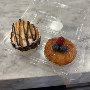 Molly's Cupcakes - Samoa and Crème Crme Brulee - Cupcakes Near Me - Chicago, Illinois