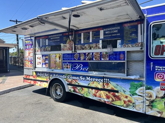 Mariscos Mi Gusto Es by null