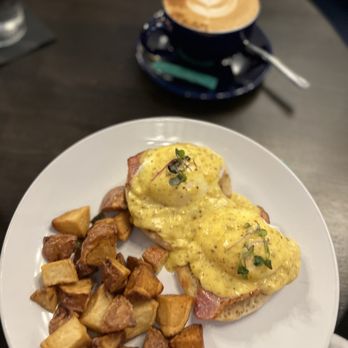 The Metropolitan On Main - Eggs Benedict - Breakfast & Brunch Near Me - Dallas, Texas