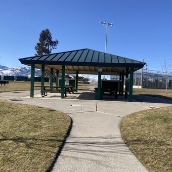 Hilltop Park - Covered eating area. - Parks Near Me - Reno, Nevada
