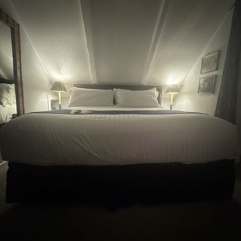Queen Vic Guest House - Cozy - Bed & Breakfast Near Me - Provincetown, Massachusetts Queen Vic Guest House - Cozy - Bed & Breakfast Near Me - Provincetown, Massachusetts