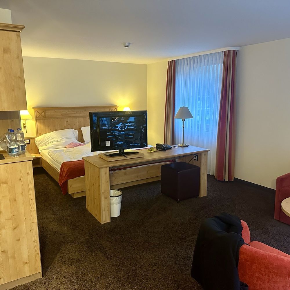 Hotel Täscherhof  - Our lovely clean spacious room - Hotels Near Me - Täsch, VS
