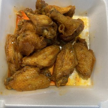 Pluckers Wing Bar - Oak Hill - 10 medium bone in wings (in a to go box) - Chicken Wings Near Me - Austin, Texas