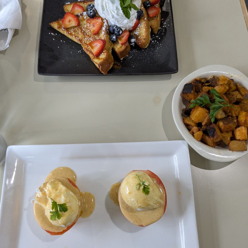 Savanna Restaurant Lakeview  - Llapingacho Egg Benedict ($18.25) and Dulce de Leche French Toast ($16.95) - Breakfast & Brunch Near Me - Chicago, Illinois
