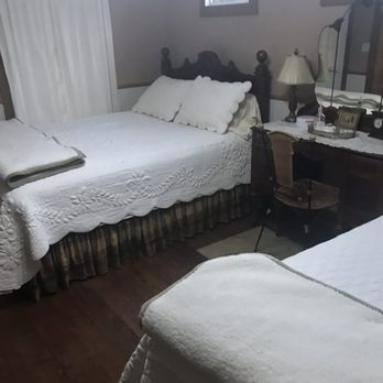 Roseville Bed & Breakfast - The 2 queen beds in the cottage. - Bed & Breakfast Near Me - Marshall, Texas Roseville Bed & Breakfast - The 2 queen beds in the cottage. - Bed & Breakfast Near Me - Marshall, Texas