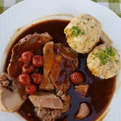 Zum Kirchenwirt - Wildschweinbraten in Sauerkirschsoße.