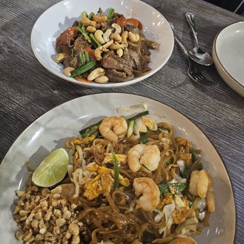 Red Dragon Asian Bistro - Pad Thai w shrimp and Cashew Nut w beef - Asian Fusion Near Me - Carlsbad, California