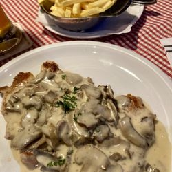 Gaststätte Zur alten Abtei - Schnitzel mit Pilzsoße