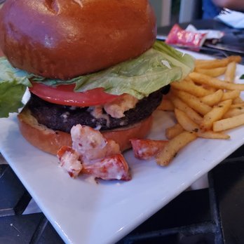 Lucky Lou's Bar & Grill - lobster roll burger - New American Near Me - Wethersfield, Connecticut