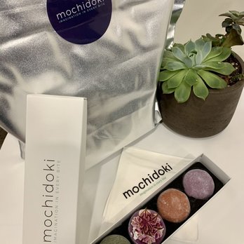 mochidoki - 4 piece bento box & dry ice bag (silver) for travel - Ice Cream & Frozen Yogurt Near Me - New York, New York mochidoki - 4 piece bento box & dry ice bag (silver) for travel - Ice Cream & Frozen Yogurt Near Me - New York, New York