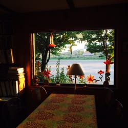 Recapture Lodge - Dining table by the window
