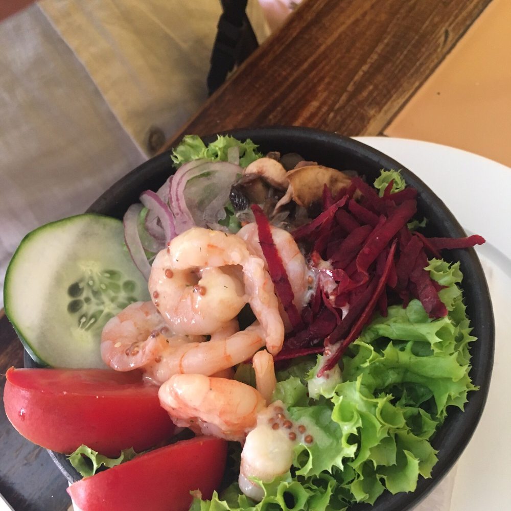 Le Filou de Montpellier - Salad with shrimp. Came with the plate of the day - French Near Me - Cerro Alegre, VS