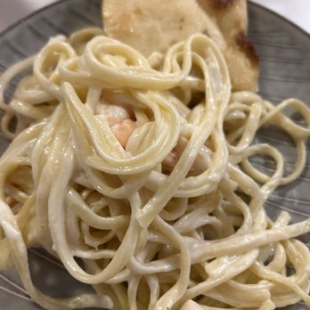 Pizza & Pasta House - shrimp Alfredo comes w/ a delicious side of bread - Pizza Near Me - Daly City, California