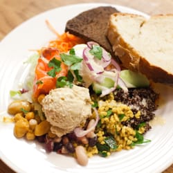 Rost Mat och Kaffe - Sallad med hummus och nybakat bröd. Foto Johan Gunséus