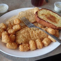 Fried whitefish plate w/ tater tots & garlic bread.
